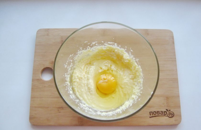 1. Этап. Лимонный кекс с изюмом: По одному добавьте три яйца, каждый раз взбивая миксером.
