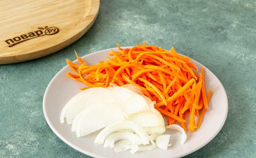 1. Этап. Маринованная соевая спаржа: Морковь очистите, натрите на терке для моркови по-корейски. Лук нарежьте полукольцами.