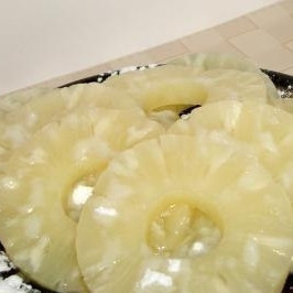 1. Этап. Печенье с ананасами: Ананасы необходимо обсушить при помощи салфетки и посыпать сахарной пудрой. Пусть полежат так минут 10.