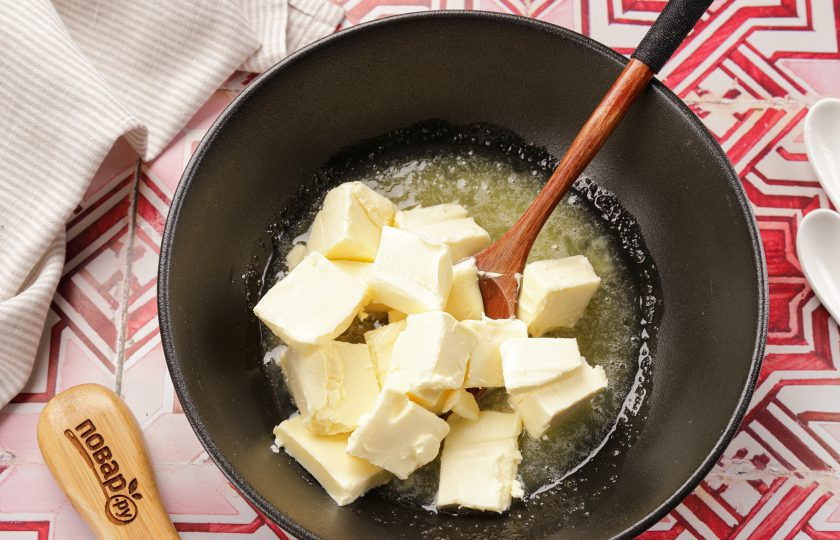 1. Этап. Печенье Детство: Добавьте размягчённое масло и перемешайте.