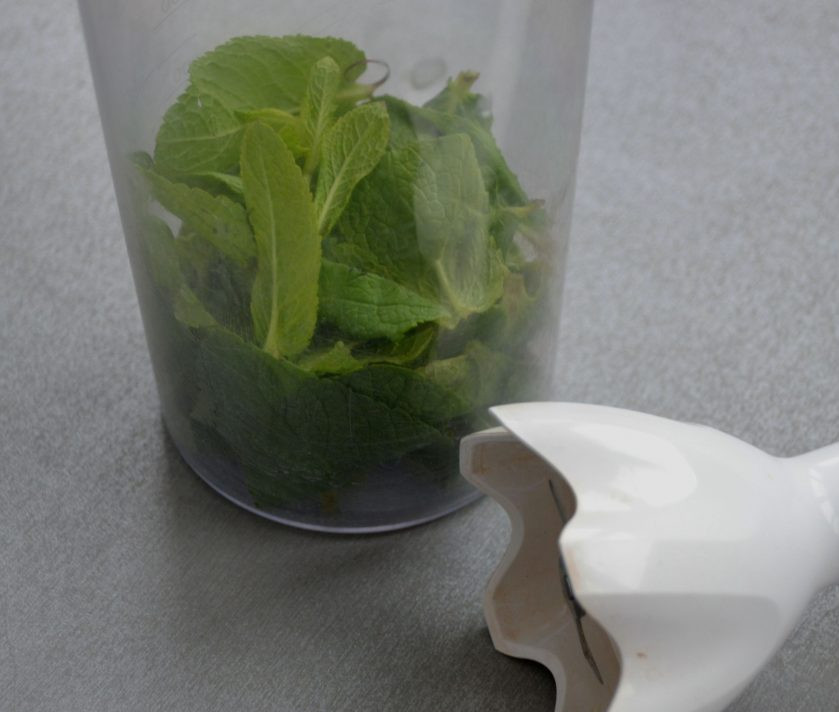 1. Этап. Мятный зефир: Оставшиеся листочки мяты измельчите с помощью блендера или кофемолки.