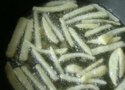 1. Этап. Рыба по-английски: Быстро обжарить на сильном огне в большом количестве кипящего масла. Вынуть шумовкой на противень, посолить и отправить в духовку (130-150С).