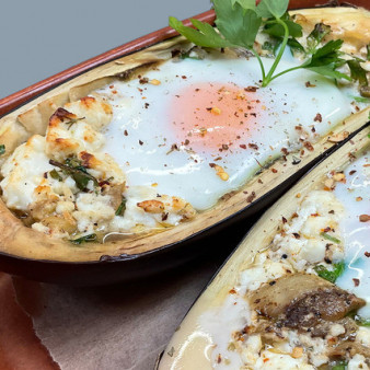 Запечённые баклажаны с фетой и яйцом