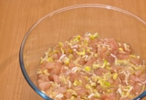 1. Этап. Котлеты из филе курицы: 3. Кладем нарезанное куриное филе и лук в миску, вбиваем яйца. Солим и перчим. Можно также добавить какие-либо специи на собственное усмотрение, например, приправу для курицы. Тщательно перемешиваем все ингредиенты.