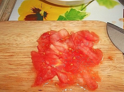 1. Этап. Подливка из колбасы: Пока на медленном огне жарится колбаса с луком, снять кожицу с помидоров (для этого их нужно на 2-3 минуты залить кипятком). Измельчить их острым ножом.