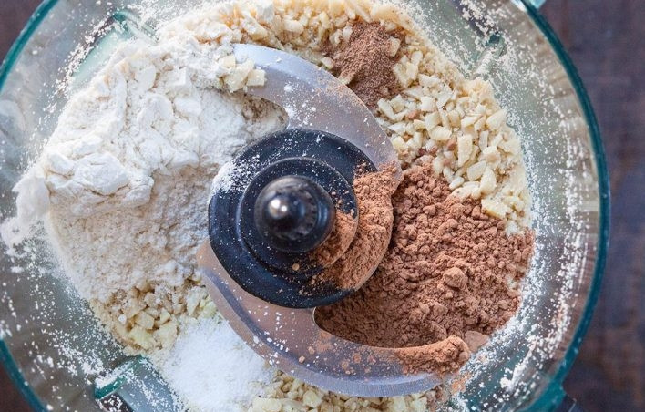 1. Этап. Миндально-шоколадное печенье: 2. Добавьте в чашу к измельченному миндалю муку, мускатный орех и какао-порошок.