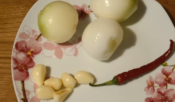 1. Этап. Самая вкусная баклажанная икра Сырая: 4. Очищаем лук, измельчаем его кубиками, чеснок очищаем и пропускаем через пресс. Горький перец нарезаем мелко.