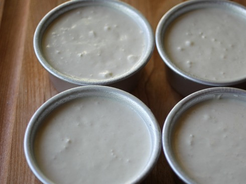 1. Этап. Кокосовый пудинг с карамельным соусом: Формы для пудинга смажьте растительным маслом, влейте кокосовую смесь и поставьте на ночь в холодильник для полного застывания.