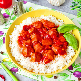 Сосиски в томатном соусе с рисом