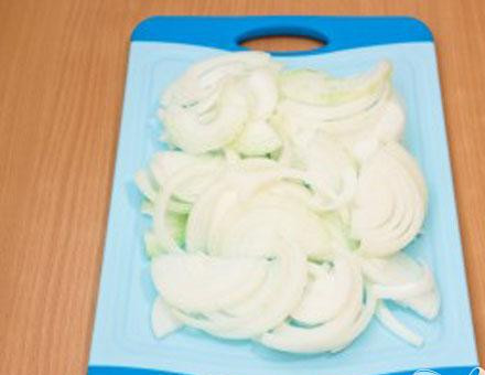 1. Этап. Шашлык из свинины, маринованый в помидорах: 1. Очищаем лук и нарезаем его полукольцами.