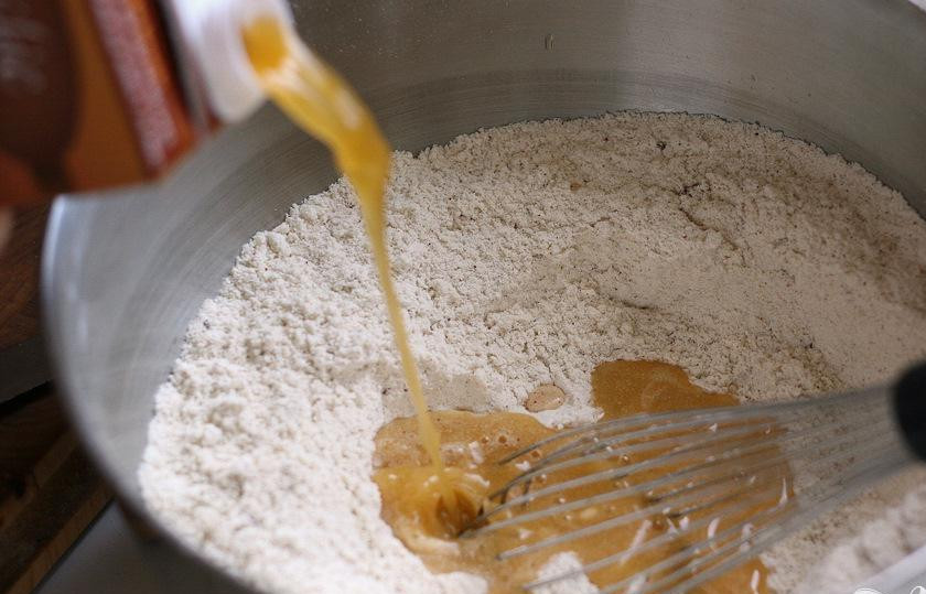 1. Этап. Вегетарианское тамале: 2. В миску добавить кукурузную муку, разрыхлитель, 1/2 чайной ложки соли, 1 чайную ложку тмина и 1 чайную ложку порошка чили. Затем добавить 2 чашки овощного бульона, перемешать.