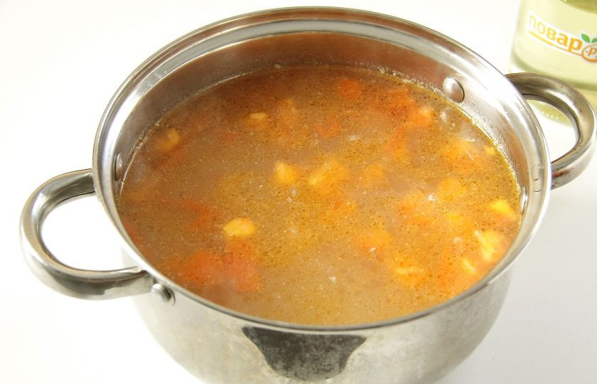 1. Этап. Яичный суп с помидорами: В кипящую воду добавьте картофель. Когда картофель будет готов, добавьте помидоры и проварите все вместе около 5 минут.