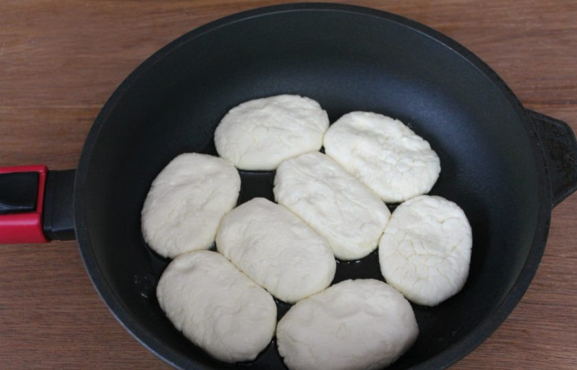 1. Этап. Сырники с крахмалом: Сырники выкладываем на сковороду с разогретым подсолнечным малом и обжариваем с двух сторон до легкой золотистой корочки.