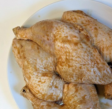 1. Этап. Куриные окорочка по-Гавайски: Окорочка достать из маринада, его не выливать, он ещё понадобится.