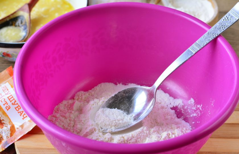 1. Этап. Кекс с творожным сыром: Просейте пшеничную муку и перемешайте с разрыхлителем.