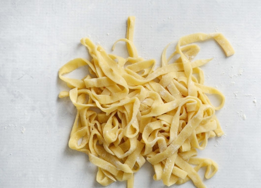 1. Этап. Макароны своими руками: 7. Готовые макароны чуть-чуть присыпьте мукой. Все, можно отправлять их в кипящую подсоленную воду и варить. Приятного аппетита!