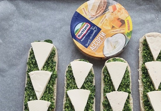 1. Этап. Булочки, запеченные со шпинатом и сыром: Разложить сыр на булочках.