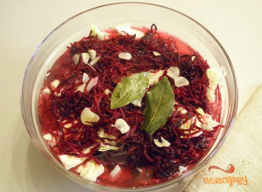 1. Этап. Капуста с буряком: Залейте капусту рассолом, он должен покрывать капусту, и оставьте остывать. После уберите на сутки в холодильник.