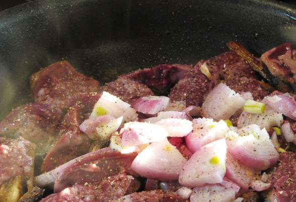 1. Этап. Куриная печень с шампиньонами: 3. Солим и приправляем по вкусу, добавляем мелко нарезанный лук. Все тщательно перемешиваем и жарим около 7 минут на слабом огне. После этого добавляем 200мл. воды и тушим, пока вода не испарится.