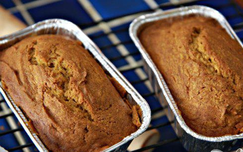 1. Этап. Тыквенный хлеб с орехами: 6. Разделить тесто пополам между подготовленными формами для хлеба. Выпекать, пока зубочистка, вставленная в центр, не будет выходить чистой. Дать остыть в форме 10 минут. Используя острый нож, извлечь хлеб из формы. Дать полностью остыть на решетке. Хлеб можно завернуть в фольгу и заморозить на срок до 1 месяца.