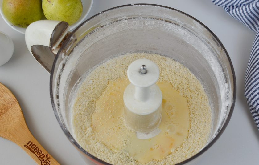1. Этап. Грушевый пирог: Влейте яично-молочную смесь. Включите комбайн еще на пару минут.