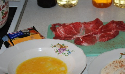 1. Этап. Отбивные с сырной начинкой: Яйцо смешать со щепоткой соли в одной миске, в другой смешать панировочные сухари, соль и перец.