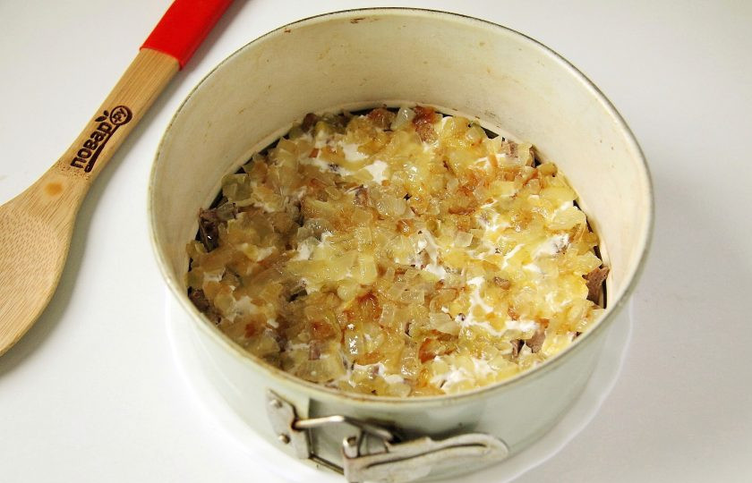 1. Этап. Салат Балерина: Далее слой обжаренного лука.