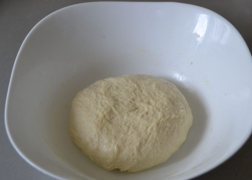 1. Этап. Пицца Суприм: Подкатайте тесто в шар, положите в миску. Накройте салфеткой и поставьте в теплое место для брожения на 1-1,5 часа.