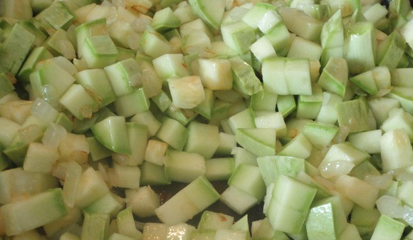 1. Этап. Кабачок по-итальянски: 3. Когда лук станет прозрачным - добавим кабачки, затем жарим до готовности.