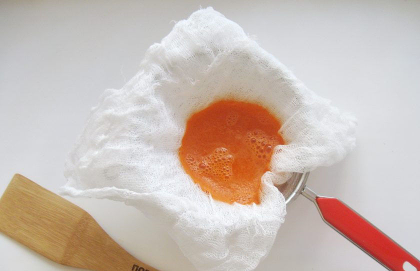 1. Этап. Морковный напиток: Процедите его через марлю.