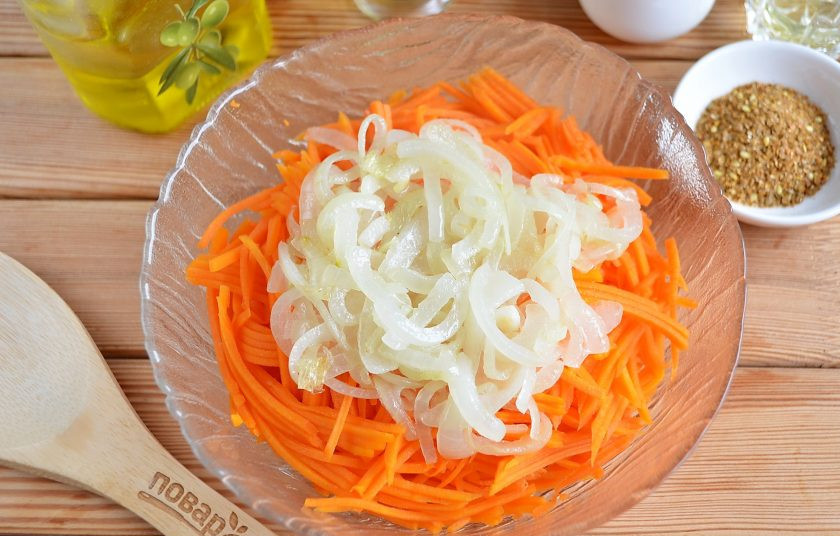 1. Этап. Тыква по-корейски: Положите в салат жареный лук.