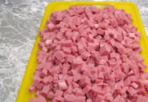 1. Этап. Лазанья с сыром и ветчиной: Ветчину порежьте кубиками.