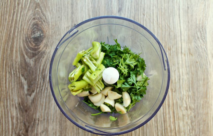 1. Этап. Ткемали из кизила: Перец и зелень сполосните, обсушите, чеснок почистите. В чашу блендера выложите порезанный перец, петрушку и чеснок. Пробейте все до однородной массы.