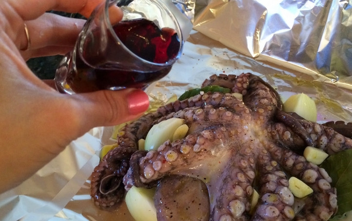 1. Этап. Осьминоги в вине: Добавьте к осьминогу порезанную на 4 части луковицу, зубчики чеснока и лавровый лист. Полейте вином.