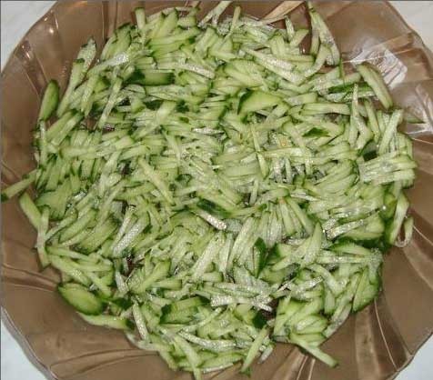 1. Stage. Eggplant Salad: Cut the onion into rings. Fry until golden brown.