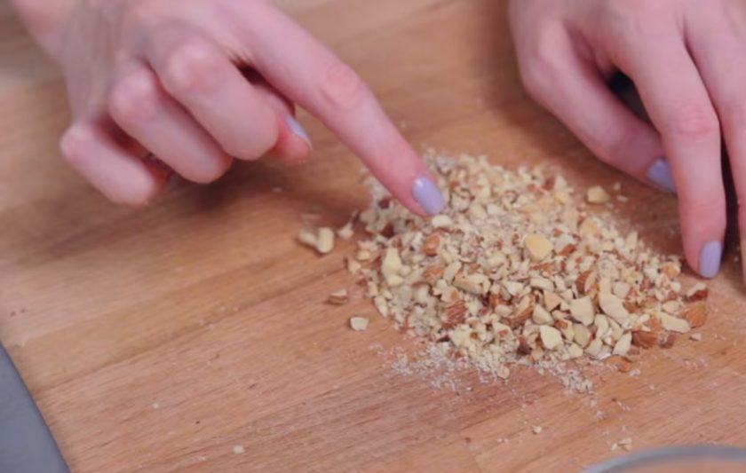 1. Этап. Яблочный чизкейк в баночках: 2. Проварите яблоки примерно 5 минут, чтобы они слегка закарамелизовались и стали более мягкими. Слегка охладите яблоки. Жареные орехи измельчите в крошку.