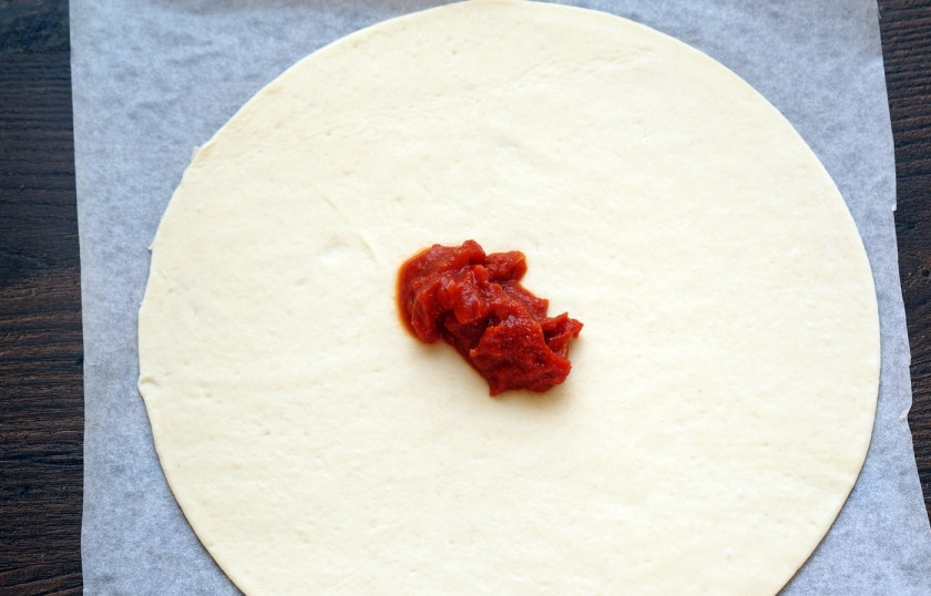 1. Этап. Пицца Маринара: Томатный соус распределите по заготовке при помощи столовой ложки, но не до краев. По желанию, можете сделать бортики, я вот их не делаю. Хватит отступов и так.