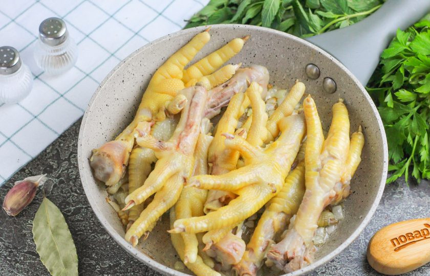 1. Этап. Закуска из куриных лапок: Добавьте на сковороду отварные куриные лапки.