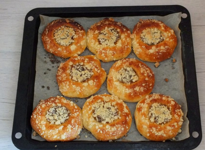 1. Этап. Булочки с вареньем без дрожжей: Готовые булочки достаньте из духовки. Оставьте на противне на 15 минут, после снимите с листа.