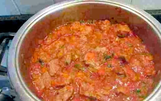 1. Этап. Телятина, тушенная с помидорами: 9. Накройте крышкой и тушите мясо на медленном огне 1 час, периодически помешивая.