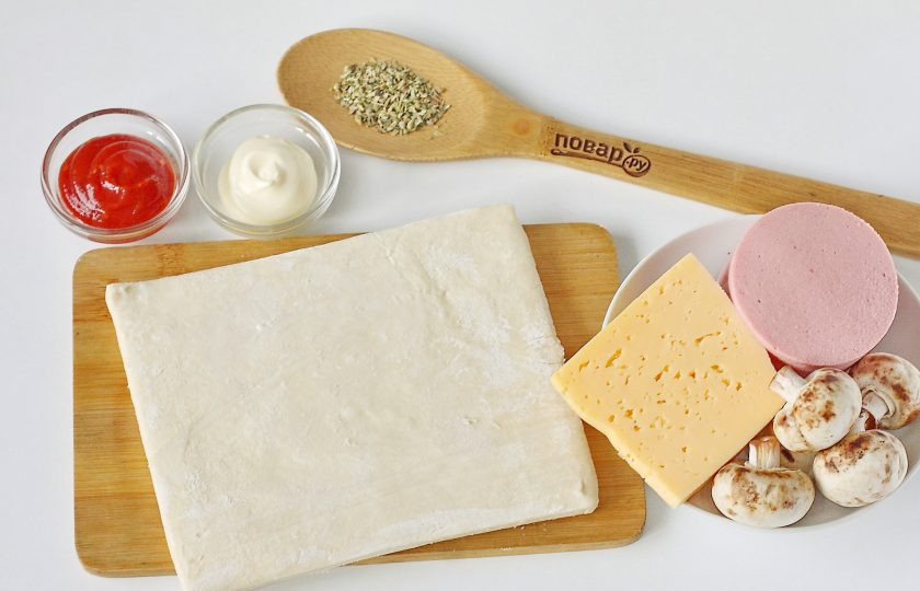 1. Этап. Пицца на слоеном тесте: Подготовьте все ингредиенты. Тесто достаньте заранее и разморозьте его при комнатной температуре.