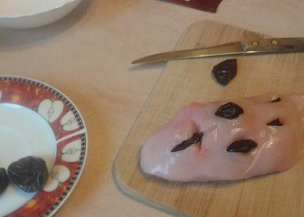 1. Этап. Куриное филе с яблоками и черносливом: Половинку куриной грудки тщательно промоем и обсушим. Сделаем прорези в филе и вставим в них кусочки мягкого чернослива. Если чернослив у вас жесткий, залейте его кипятком минут на 5.
