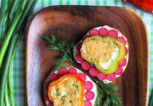 1. Этап. Бутерброд с колбасками и омлетом: Подавайте сразу или возьмите с собой на перекус.