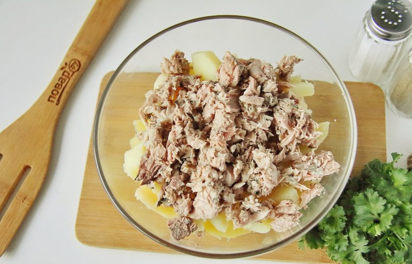 1. Этап. Рыбный салат из консервов с картошкой: С рыбных консервов слейте всю жидкость и разомните вилкой. Добавьте к картофелю.