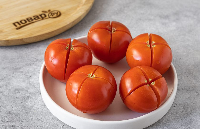 1. Этап. Малосольные помидоры с чесноком и зеленью: Помидоры помойте, обсушите. Сделайте надрезы крест-накрест, но не до конца.