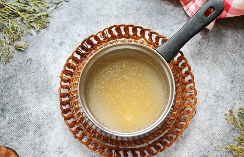 1. Этап. Быстрый шоколадный маршмеллоу: В сотейник всыпьте желатин, залейте холодной кипяченой водой и оставьте для набухания на 40-60 минут. Время может быть другое, все зависит от вида желатина.