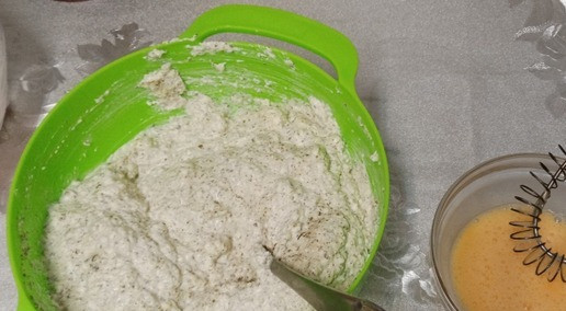 1. Этап. Сырники с морской капустой: Взбить яйцо, добавить к картофельно-творожной массе.