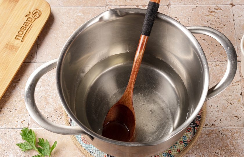 1. Этап. Диетические профитроли: В небольшую кастрюльку влейте воду, добавьте масло, соль и сахар по желанию. Доведите до кипения.