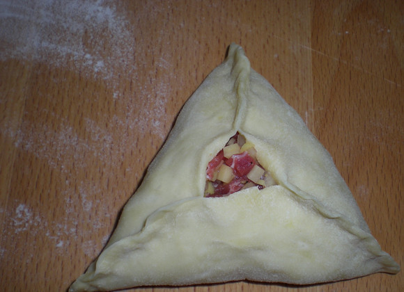 1. Этап. Татарские пирожки с мясом: 8. Татарские пирожки с мясом в домашних условиях могут иметь разные формы - от треугольничков до кружочков. При лепке необходимо оставить небольшое отверстие.