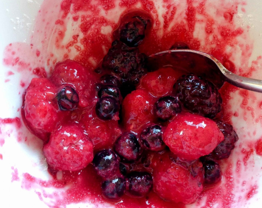 1. Этап. Корзиночки из творожного теста с ягодами: Ягоды промойте, посыпьте крахмалом и сахаром (приблизительно 3-4 ст.л. на 500 грамм), перемешайте аккуратно, дайте соку ягодному загустеть.